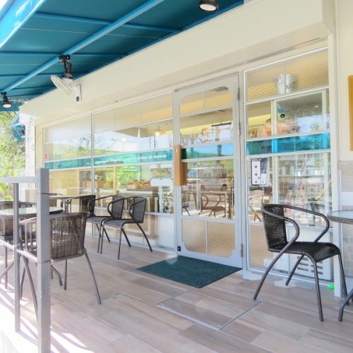 開放的なテラス席