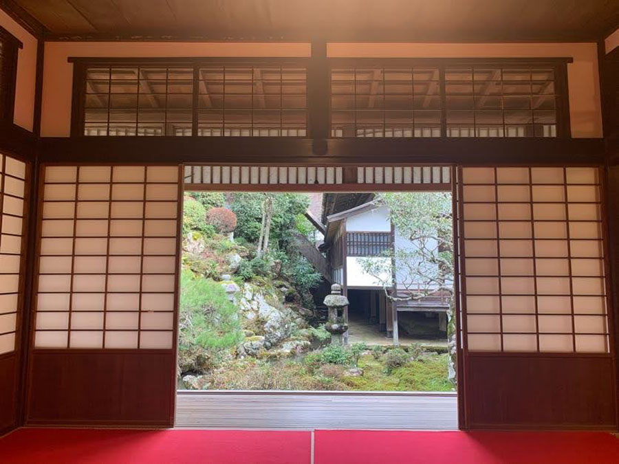 名称庭園・浄土苑をのぞむ書院