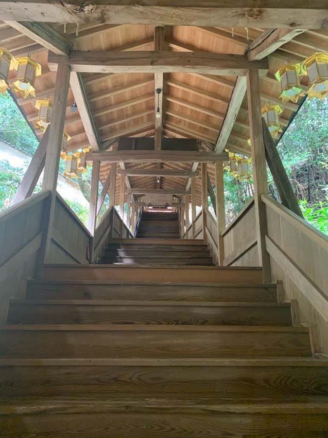 奥之院へと続く木の長い廊下