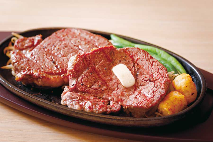 鉄板にのったステーキ