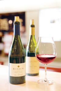 グラスに注がれた赤ワイン