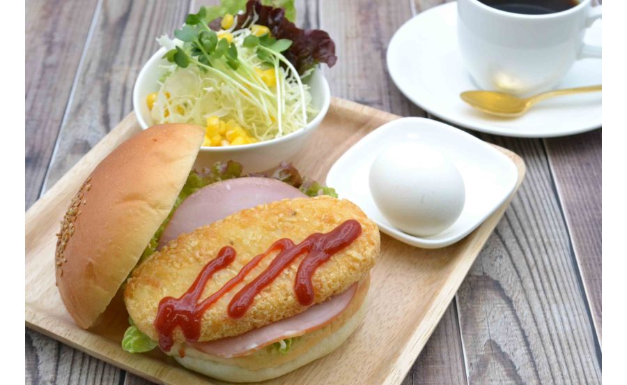 YCの「日替わりセット」600円の一例。ハッシュドポテトバーガー。