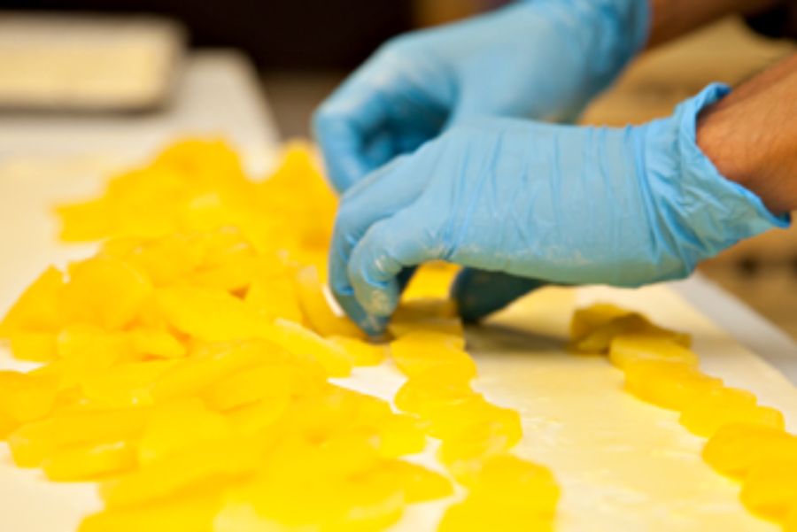 りんごのコンポートをパイ生地にのっける作業