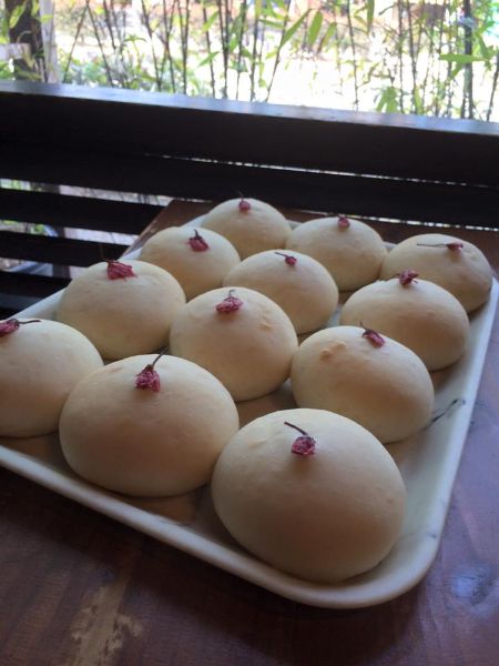 桜の花びらが載った白くて丸いパン