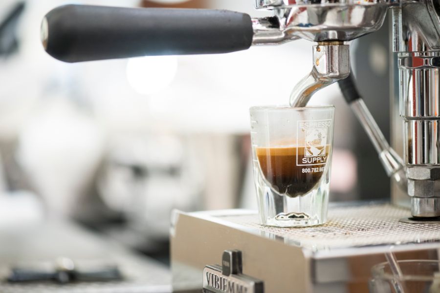 マシーンから注がれるコーヒー