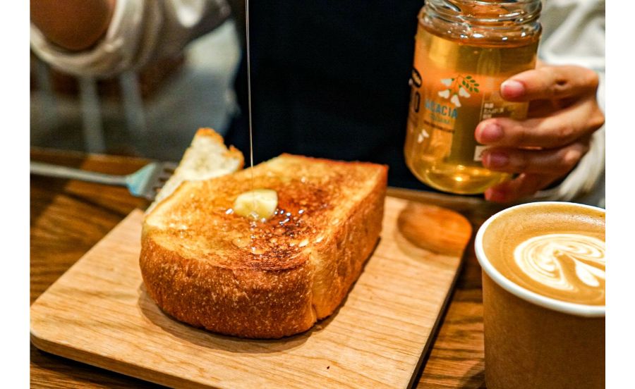 LeBRESSOのトーストにハチミツをかけているところ