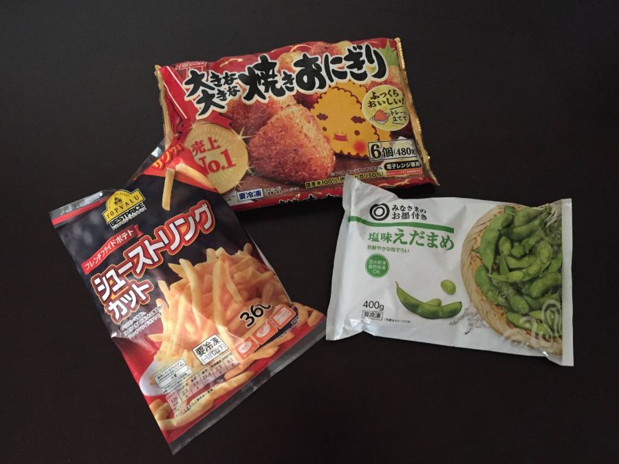 焼きおにぎりとフライドポテトと枝豆の冷凍食品