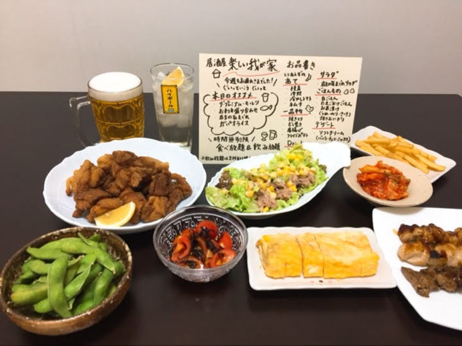 お品書きを囲んで並ぶ居酒屋料理