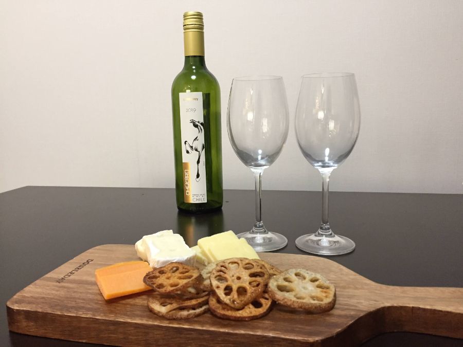 ワインボトル、ワイングラス、チーズ、レンコンチップス