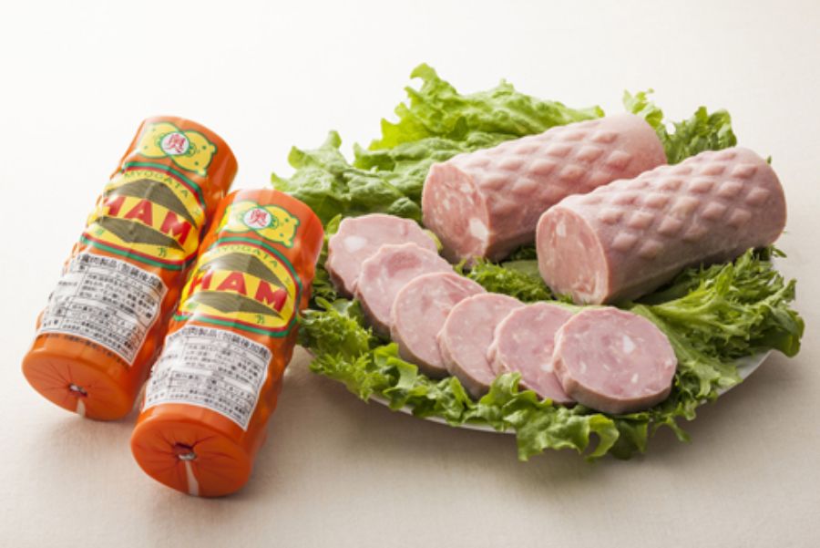 レタスの上にスライスされたハム