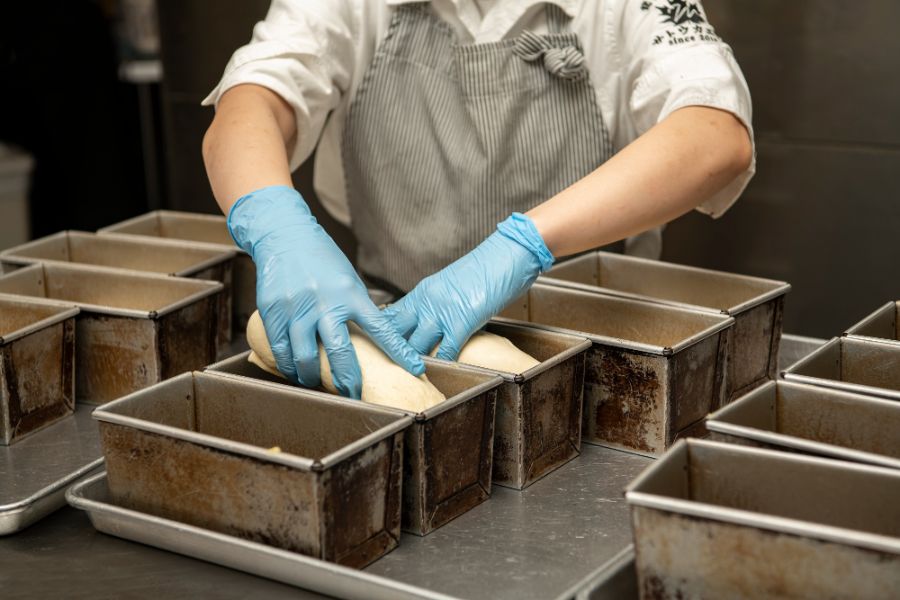 デニッシュの製造風景