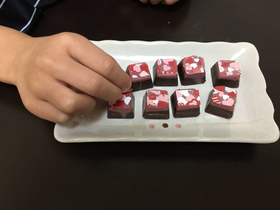 完成したチョコレートから透明のシートを剥がす様子