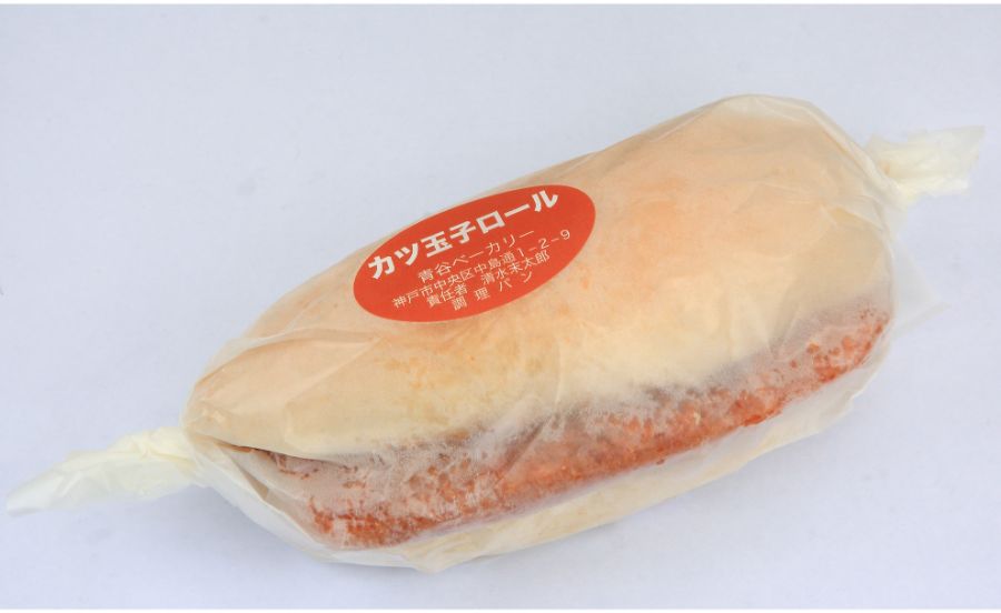 包装紙に包まれた青谷ベーカリーのカツタマロール