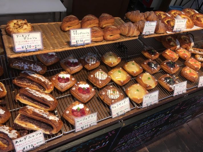 棚に並んだ多彩なパン
