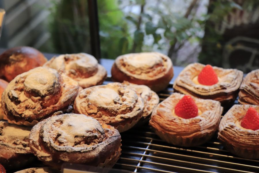 棚に並んだシナモンロール