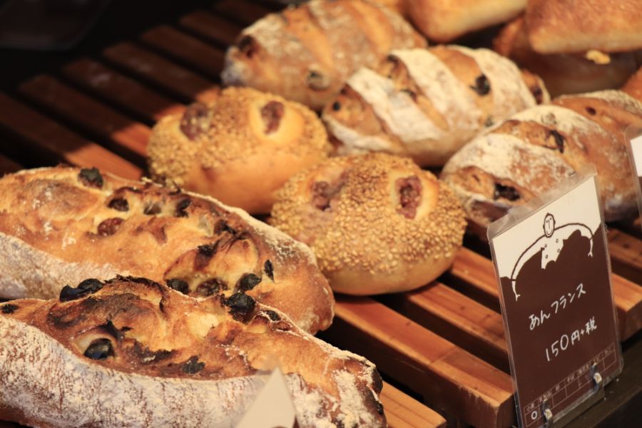棚に並んだおいしそうなパン