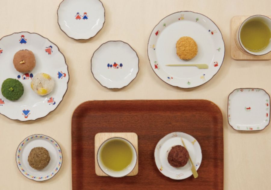 九谷焼の食器とおはぎと煎茶