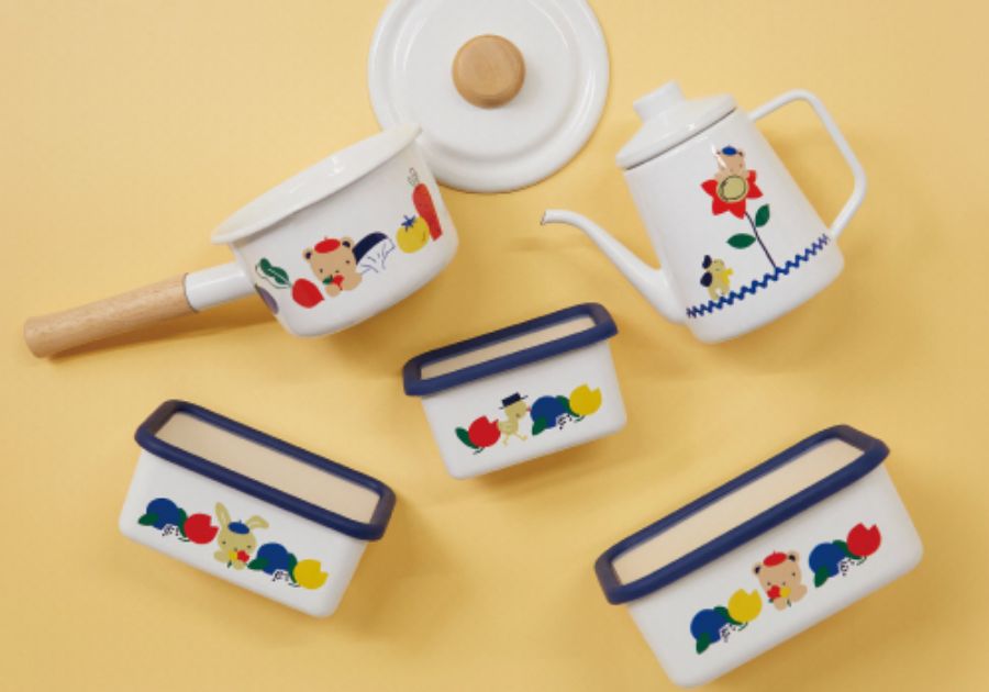 ホーローの鍋にポットに入れ物