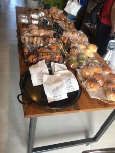 棚に並んだパン