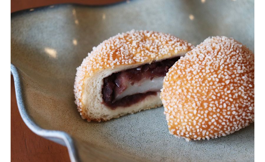 パイクとそらのあん揚げパンを半分にカットしたもの