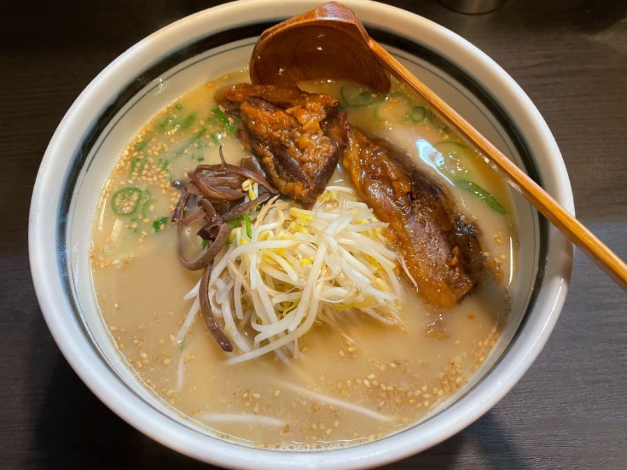 チャーシューが乗った豚骨ラーメン