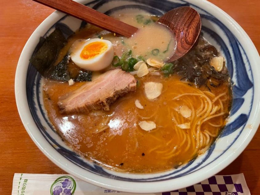 テーブルに出されたラーメン