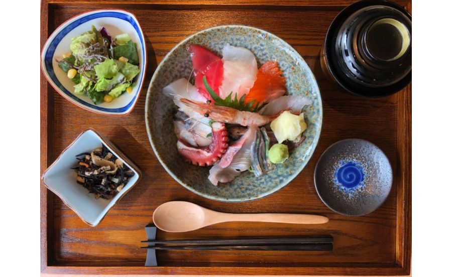 魚どん　然の海鮮丼