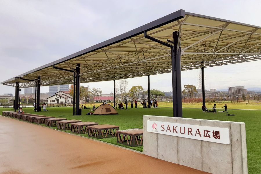 大きい屋根のある広場