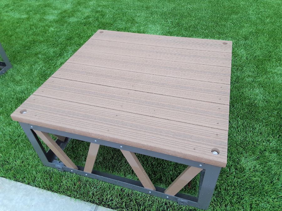 背の低いテーブル