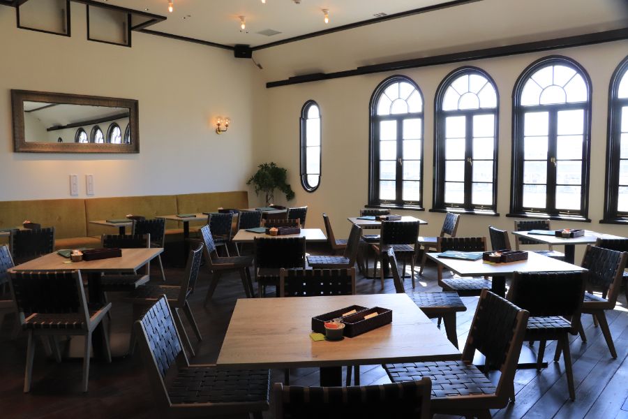 丸い窓枠が印象的なレトロクラシックな2階席