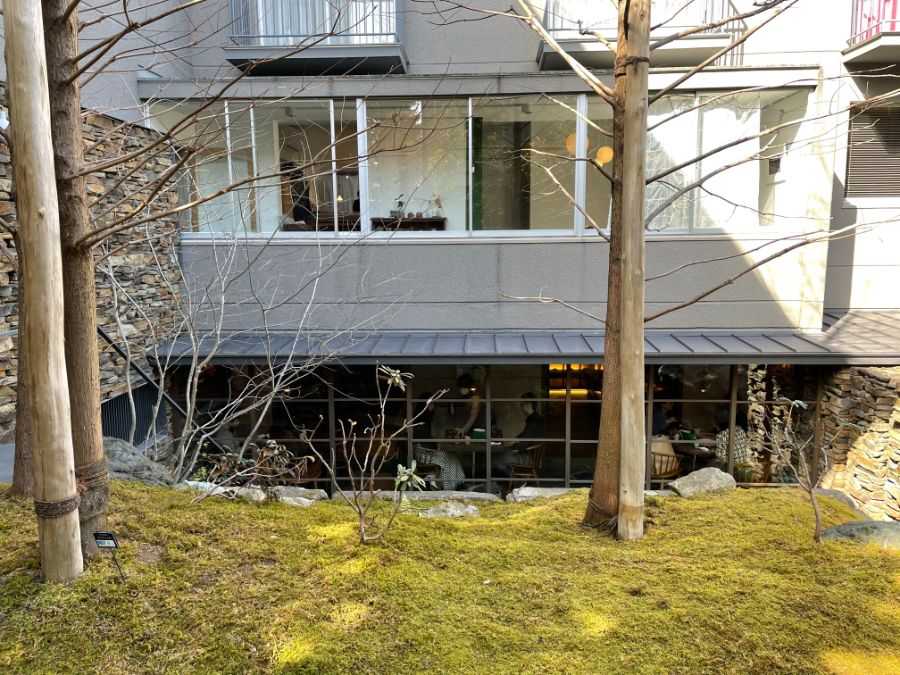 庭から見たカフェの様子