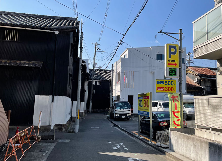 公園近くのパーキング