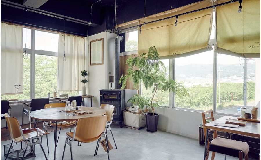 緑が印象的なスクエアファニチャーコーヒースタンド