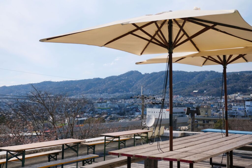 箕面の街を一望できるスクエアファニチャーコーヒースタンド