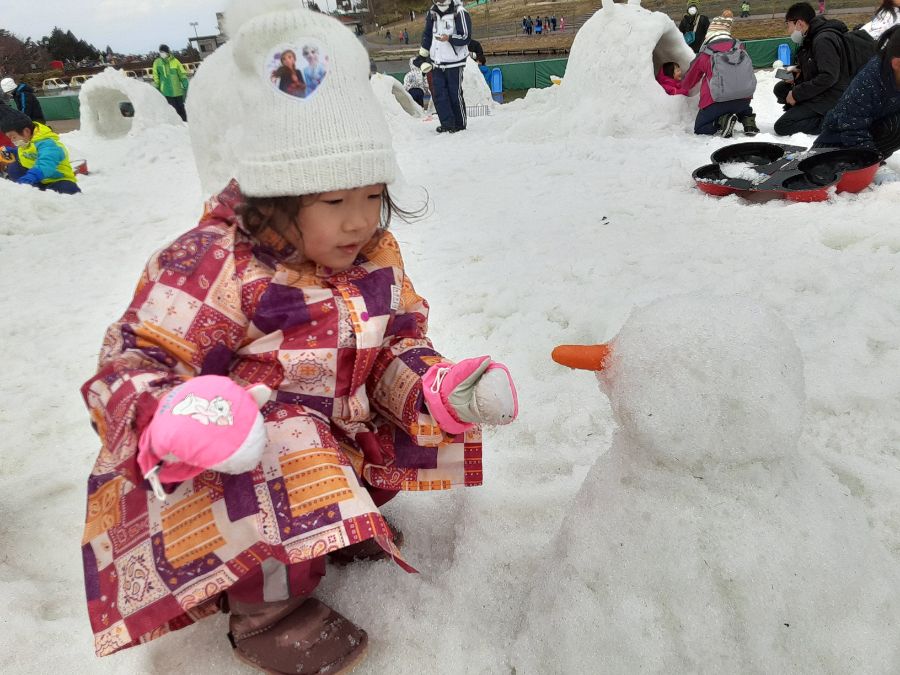 雪だるまを作る子ども