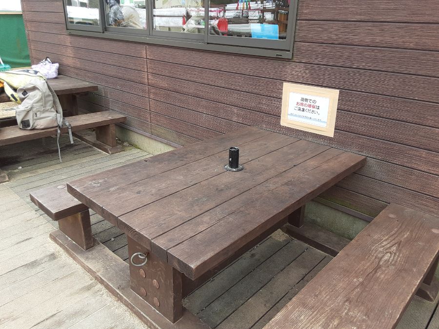 テーブルとベンチ