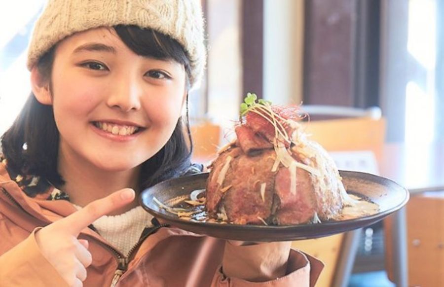 ローストビーフ丼を指さす女性