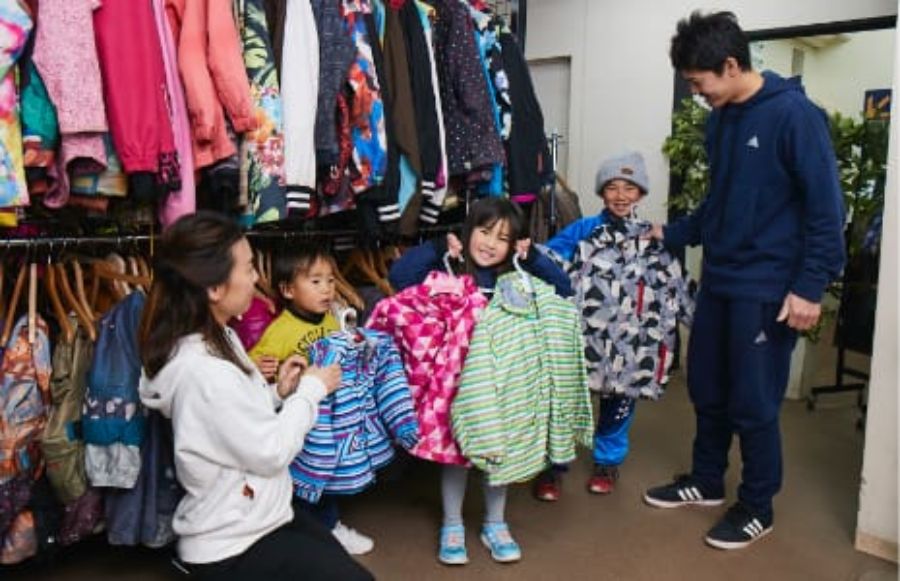 ウエアを探す親子の姿