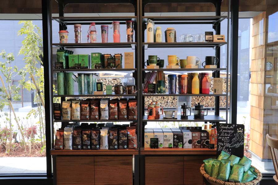 コーヒー豆やタンブラーが並ぶ棚
