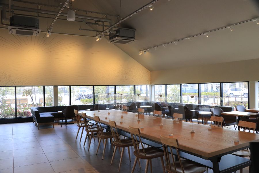 窓から公園の様子がよく見渡せる広々とした店内