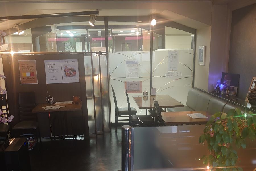 店内のテーブル席