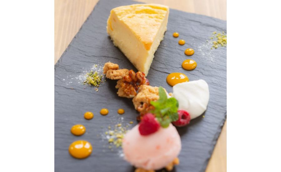 café de assietteの半熟チーズケーキ『福岡あまおう苺のアイス添え』