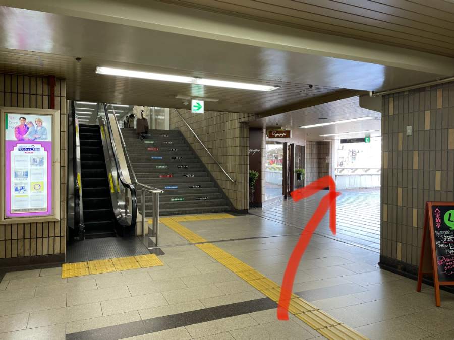 歩道橋に繋がる池田駅のコンコース