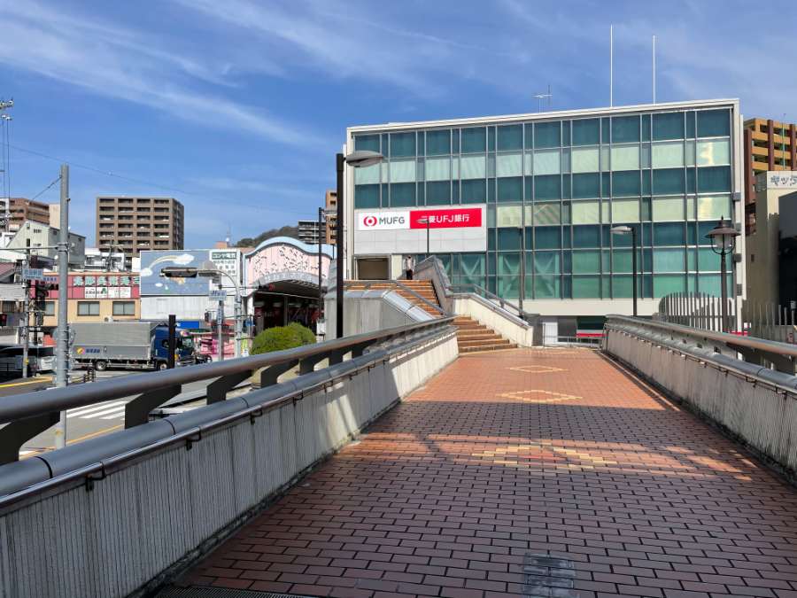 商店街へつながる駅の歩道橋