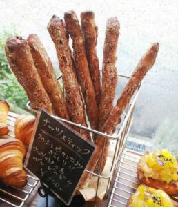 棚に並んだナッツスティック