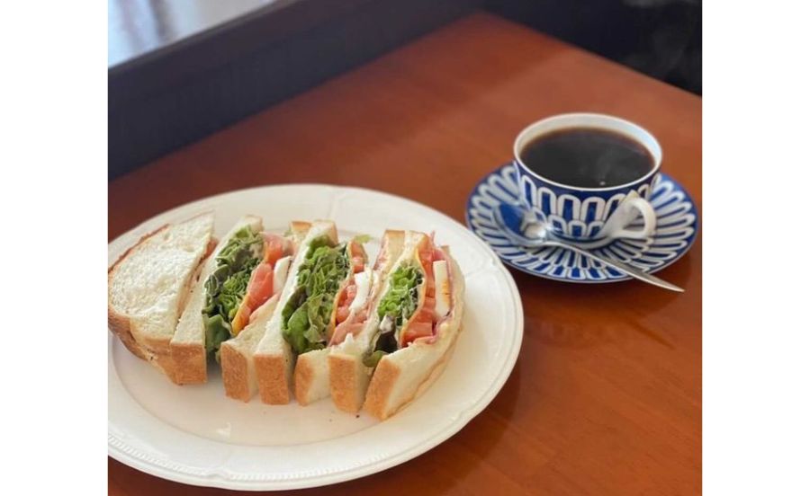 名次珈琲店のハムとチェダーチーズトマトのサンドイッチ