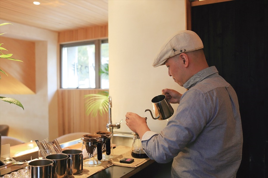 三ツ豆珈琲の店主が珈琲を淹れているところ