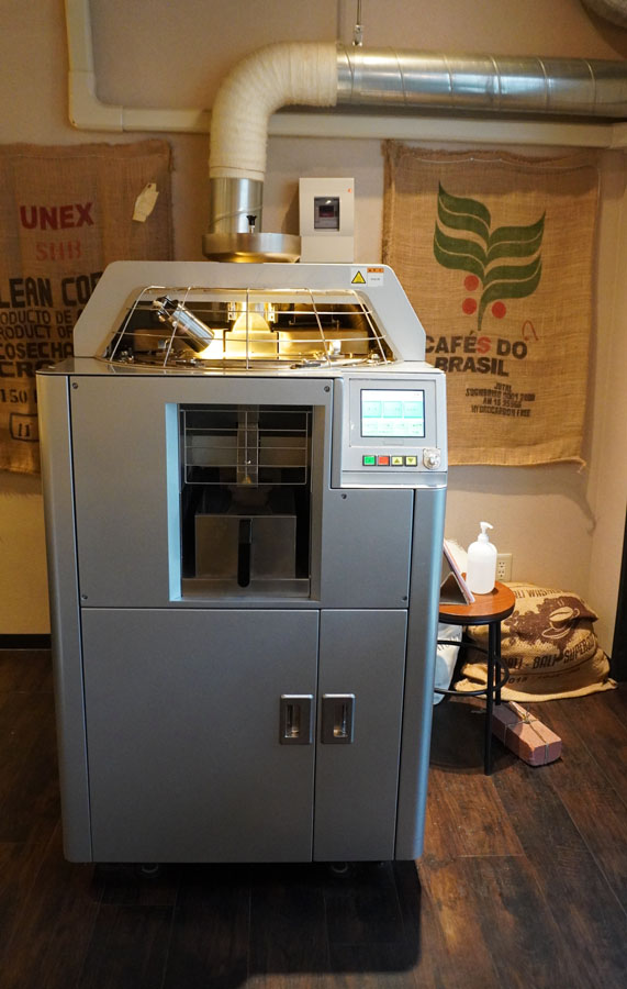 店内に置かれた大きな焙煎機