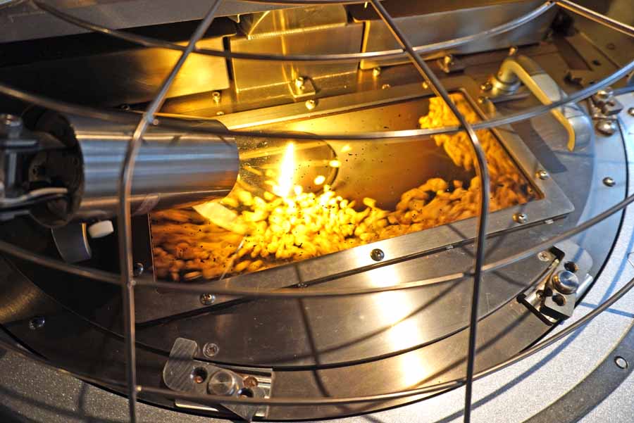 焙煎機で焙煎される豆の様子