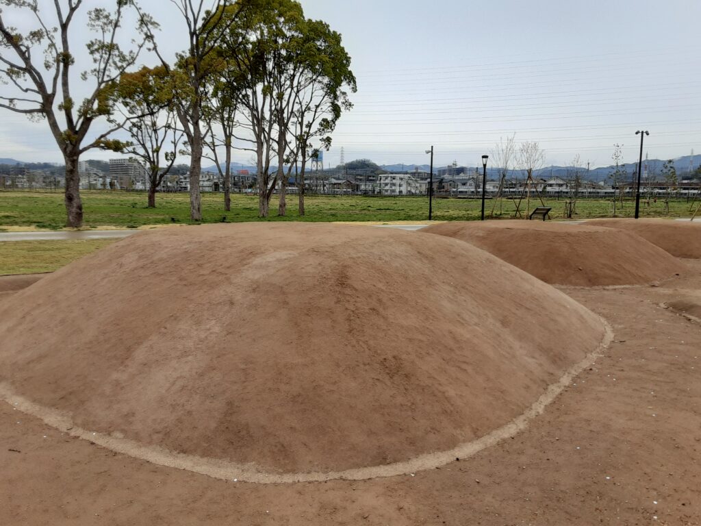 土を盛った墓域